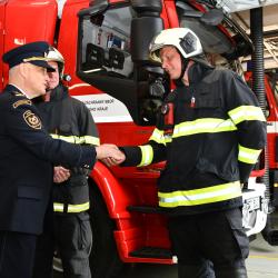 Ředitel Bureš předává hasičům klíčky od vozidla.