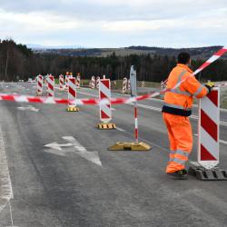 Ihned po přestřižení pásky pracovníci firmy EUROVIA CS, a.s. začali s odstraňováním dopravního značení, aby obchvat mohl sloužit jihočeským řidičům.