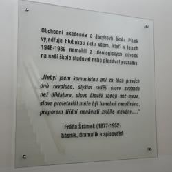 Dvě pamětní desky obětem totalitních ideologií byly dnes odhaleny na půdě Obchodní akademie a Jazykové školy s právem SJZ v Písku. Připomínají památku za války umučených profesorů a studentů a také památku obětí komunistického režimu.