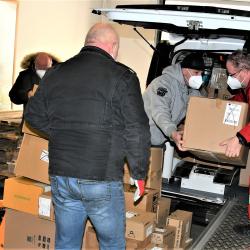 převzetí zdravotnického materiálu od jihočeských nemocnic