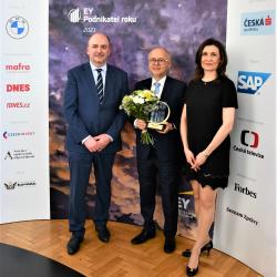 Tomáš Hajdušek, náměstek hejtmana pro oblast finance, Jiří Kůs, spolumajitel společnosti nanoSPACE s.r.o. a držitel titulu EY Podnikatel roku 2021 Jihočeského kraje a ředitelka soutěže EY Podnikatel roku Helena Sladkovská.