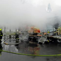 FIRE DRAGON - unikátní simulace požáru: 120 dobrovolných hasičů z jihu Čech získalo osvědčení za zvládnutí ohně ve sklepě, obýváku či na schodišti.