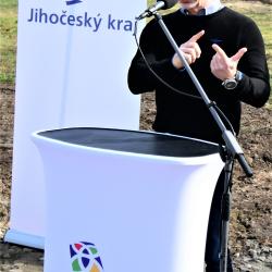 Poklepáním základního kamene odstartovala stavba východního obchvatu Vlachovo Březí. Promluvil hejtman Jihočeského kraje Martin Kuba.