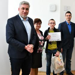 Devět vítězů soutěžního kvízu Plus v rámci projektu „Kraje pro bezpečný internet“ (KPBI) ocenil náměstek hejtmana pro školství Pavel Klíma.