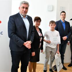 Devět vítězů soutěžního kvízu Plus v rámci projektu „Kraje pro bezpečný internet“ (KPBI) ocenil náměstek hejtmana pro školství Pavel Klíma.