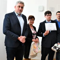 Devět vítězů soutěžního kvízu Plus v rámci projektu „Kraje pro bezpečný internet“ (KPBI) ocenil náměstek hejtmana pro školství Pavel Klíma.