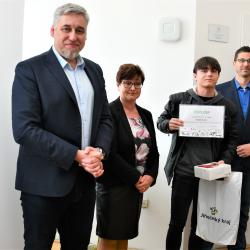 Devět vítězů soutěžního kvízu Plus v rámci projektu „Kraje pro bezpečný internet“ (KPBI) ocenil náměstek hejtmana pro školství Pavel Klíma.
