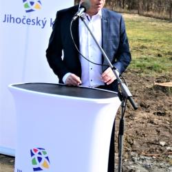 Poklepáním základního kamene odstartovala stavba východního obchvatu Vlachovo Březí. Promluvil poslanec Parlamentu ČR Jan Bauer.