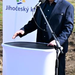 Poklepáním základního kamene odstartovala stavba východního obchvatu Vlachovo Březí. Promluvil ředitel oblasti Jih České Budějovice firmy STRABAG a.s. Jan Michalec.