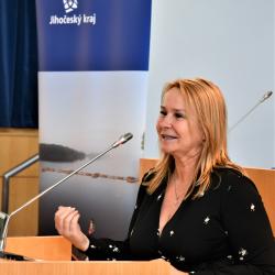 Náměstkyně hejtmana Jihočeského kraje Lucie Kozlová předala ceny Spokojený zákazník Jihočeského kraje.