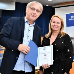 Náměstkyně hejtmana Jihočeského kraje Lucie Kozlová předala ceny Spokojený zákazník Jihočeského kraje.