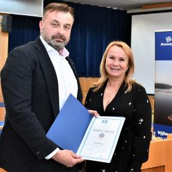 Náměstkyně hejtmana Jihočeského kraje Lucie Kozlová předala ceny Spokojený zákazník Jihočeského kraje.