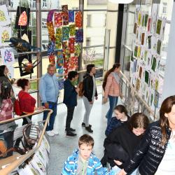 V budově krajského úřadu začala výstava „Děti maminkám“. Postarali se o ní žáci ZUŠ Bohuslava Jeremiáše v Českých Budějovicích.