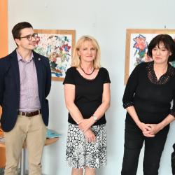 V budově krajského úřadu začala výstava „Děti maminkám“. Postarali se o ní žáci ZUŠ Bohuslava Jeremiáše v Českých Budějovicích.