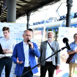 Z českobudějovického nádraží dnes vyjely do čtyř směrů nové vlaky RegioPanter a symbolicky tak odstartovaly novou éru železniční dopravy na jihu Čech. V Jihočeském kraji totiž bude jezdit deset zbrusu nových elektrických jednotek RegioPanter. 