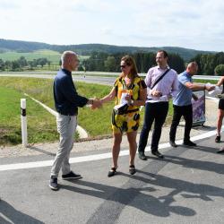 Zleva: IVAN ŠOT - ředitel závodu Dopravní stavby JIH společnosti SWIETELSKY stavební s.r.o., hejtman Martin Kuba, vedoucí odboru dopravy a sil. hospodářství KÚ JČK Andrea Tetourová, Petr Bouška z územního odboru IROP pro Jihočeský kraj a starosta obce Číměř Radek Kněžínek.