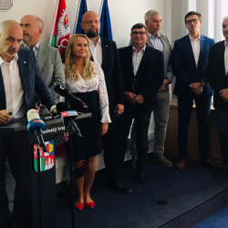 Podpořit Jihočechy s nízkými příjmy. Konkrétně rodiny s dětmi, seniory nebo invalidní důchodce. To je hlavním cílem Programu na podporu Jihočechů ohrožených kombinací vysoké inflace a nárůstu cen energií pro podzim a zimu 2022-23. Ve čtvrtek 28. července tento krajský projekt představil hejtman Martin Kuba společně se všemi koaličními partnery.