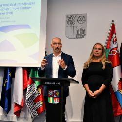 Hejtman Kuba, náměstkyně Kozlová a ředitel Šnorek během tiskové konference.