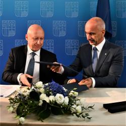 Podpis smlouvy mezi hejtmanem Jihočeského kraje Martinem Kubou a předsedou představenstva a generálním ředitelem ČEZ Benešem