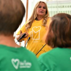 Náměstkyně hejtmana Kozlová pogratulovala seniorům ke 2. místu na sportovních hrách. Dostala od nich triko s podpisy.