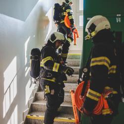 Pavilon českobudějovické nemocnice cvičně zachvátil požár, hasiči evakuovali pacienty  Několik desítek hasičů a zaměstnanců Nemocnice České Budějovice, a.s. se ve středu  19. října zapojilo do taktického cvičení složek, jehož námětem byl simulovaný požár.