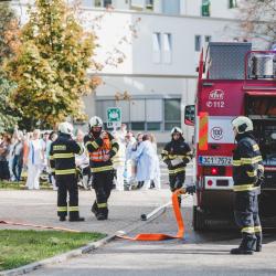 Pavilon českobudějovické nemocnice cvičně zachvátil požár, hasiči evakuovali pacienty  Několik desítek hasičů a zaměstnanců Nemocnice České Budějovice, a.s. se ve středu  19. října zapojilo do taktického cvičení složek, jehož námětem byl simulovaný požár.