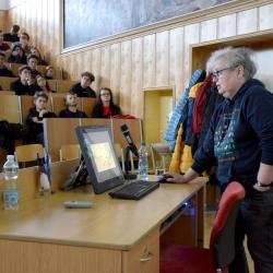 Dana Drábová mezi studenty. V Dukelské vznikl nový energetický obor.