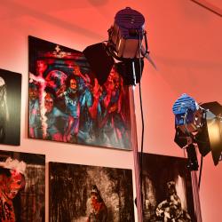 Alšova jihočeská galerie zahájila novou výstavní sezonu v Zámecké jízdárně v Hluboké nad Vltavou projektem „Oko, za oko, zub za zub!“ slovenského umělce Martina Gerboce.