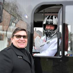 Dnes vyjel nově do ulic Českých Budějovic autobus MHD, který je doslova pojízdným uměleckým dílem. Ručně pomalovaný je nejen zvenku, ale i uvnitř. Zadavatelem díla je Hvězdárna a planetárium České Budějovice a autobus slouží jako pojízdný billboard.