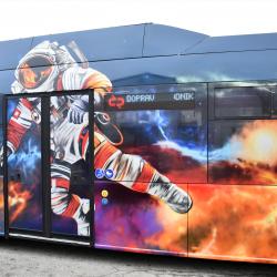 Dnes vyjel nově do ulic Českých Budějovic autobus MHD, který je doslova pojízdným uměleckým dílem. Ručně pomalovaný je nejen zvenku, ale i uvnitř. Zadavatelem díla je Hvězdárna a planetárium České Budějovice a autobus slouží jako pojízdný billboard.