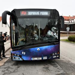 Dnes vyjel nově do ulic Českých Budějovic autobus MHD, který je doslova pojízdným uměleckým dílem. Ručně pomalovaný je nejen zvenku, ale i uvnitř. Zadavatelem díla je Hvězdárna a planetárium České Budějovice a autobus slouží jako pojízdný billboard.
