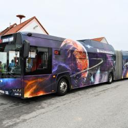 Dnes vyjel nově do ulic Českých Budějovic autobus MHD, který je doslova pojízdným uměleckým dílem. Ručně pomalovaný je nejen zvenku, ale i uvnitř. Zadavatelem díla je Hvězdárna a planetárium České Budějovice a autobus slouží jako pojízdný billboard.