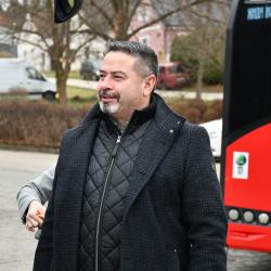 Dnes vyjel nově do ulic Českých Budějovic autobus MHD, který je doslova pojízdným uměleckým dílem. Ručně pomalovaný je nejen zvenku, ale i uvnitř. Zadavatelem díla je Hvězdárna a planetárium České Budějovice a autobus slouží jako pojízdný billboard.