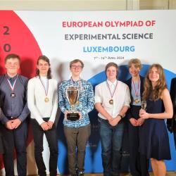 Evropská olympiáda experimentálních věd (EOES), v níž soutěží ty nejlepší týmy mladých středoškoláků z Evropské unie a Ukrajiny, proběhla letos v Lucembursku. Za účasti mentorů z českých národních kol oborových olympiád přivezli čeští středoškoláci zlatou a stříbrnou medaili. Zlatí Češi se stali dokonce absolutními vítězi celé soutěže!