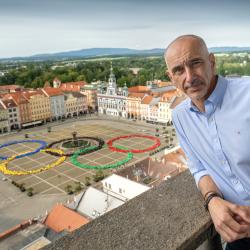Náměstí Přemysla Otakara II. se proměnilo v obří olympijské kruhy (foto: Aleš Motejl / Art4Promotion)