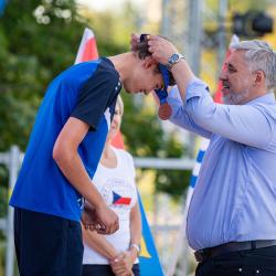 Olympiádu dětí a mládeže letos hostí Jihočeský kraj. Podívejte se na pondělní medailový ceremoniál prostřednictvím fotografií Václava Pancera.