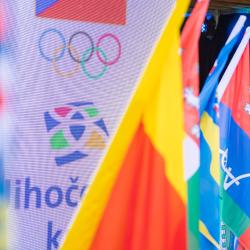 Olympiádu dětí a mládeže letos hostí Jihočeský kraj. Podívejte se na pondělní medailový ceremoniál prostřednictvím fotografií Václava Pancera.
