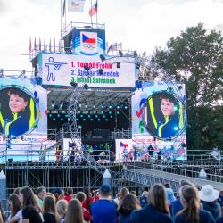 Olympiádu dětí a mládeže letos hostí Jihočeský kraj. Podívejte se na pondělní medailový ceremoniál prostřednictvím fotografií Václava Pancera.