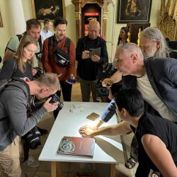 Historicky poprvé byly dnes představeny snubní prsteny Petra Voka z Rožmberka a Kateřiny z Ludanic. Jedná se o neobvyklé párové prsteny, které jsou osazeny broušenými smaragdy, rubíny a dozdobeny zeleným smaltem. Zlatníci je vytvořili podle digitálních modelů z autentických materiálů.