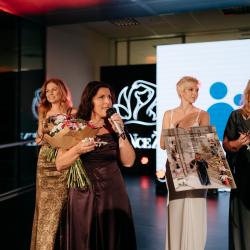 Výtisk charitativního kalendář eSENce ŽEN 2025 s jejich podpisy se vydražil za 52 tisíc korun.