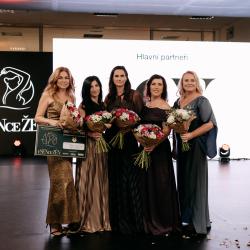 Výtisk charitativního kalendář eSENce ŽEN 2025 s jejich podpisy se vydražil za 52 tisíc korun.