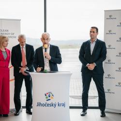 Generální ředitel Rolls-Royce SMR  - Chris CHOLERTON, hejtman Jihočeského kraje Martin KUBA a ředitel divize jaderná energetika a člen představenstva Skupiny ČEZ - Bohdan ZRONEK.