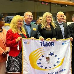 Předání vlajky táborské delegaci v Bruselu.