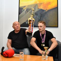 Náměstek hejtmana Jihočeského kraje pro oblast školství David Štojdl přijal na krajském úřadě úspěšného mladého sportovce Jana Litoborského a jeho trenéra Milana Beneše z Box clubu táty Němce.