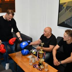 Náměstek hejtmana Jihočeského kraje pro oblast školství David Štojdl přijal na krajském úřadě úspěšného mladého sportovce Jana Litoborského a jeho trenéra Milana Beneše z Box clubu táty Němce.