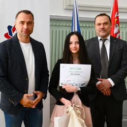 V online světě se umí pohybovat chytře a bezpečně – takoví jsou mladí Jihočeši, kteří se zúčastnili soutěžního kvízu v rámci projektu Kraje pro bezpečný internet (KPBI). Nejlepší účastníci krajského kola dnes převzali ocenění z rukou náměstka hejtmana pro školství Davida Štojdla.