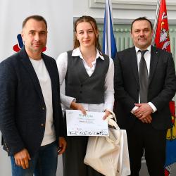 V online světě se umí pohybovat chytře a bezpečně – takoví jsou mladí Jihočeši, kteří se zúčastnili soutěžního kvízu v rámci projektu Kraje pro bezpečný internet (KPBI). Nejlepší účastníci krajského kola dnes převzali ocenění z rukou náměstka hejtmana pro školství Davida Štojdla.
