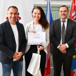 V online světě se umí pohybovat chytře a bezpečně – takoví jsou mladí Jihočeši, kteří se zúčastnili soutěžního kvízu v rámci projektu Kraje pro bezpečný internet (KPBI). Nejlepší účastníci krajského kola dnes převzali ocenění z rukou náměstka hejtmana pro školství Davida Štojdla.