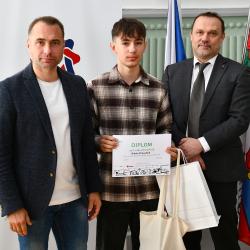 V online světě se umí pohybovat chytře a bezpečně – takoví jsou mladí Jihočeši, kteří se zúčastnili soutěžního kvízu v rámci projektu Kraje pro bezpečný internet (KPBI). Nejlepší účastníci krajského kola dnes převzali ocenění z rukou náměstka hejtmana pro školství Davida Štojdla.