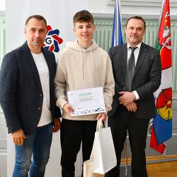 V online světě se umí pohybovat chytře a bezpečně – takoví jsou mladí Jihočeši, kteří se zúčastnili soutěžního kvízu v rámci projektu Kraje pro bezpečný internet (KPBI). Nejlepší účastníci krajského kola dnes převzali ocenění z rukou náměstka hejtmana pro školství Davida Štojdla.